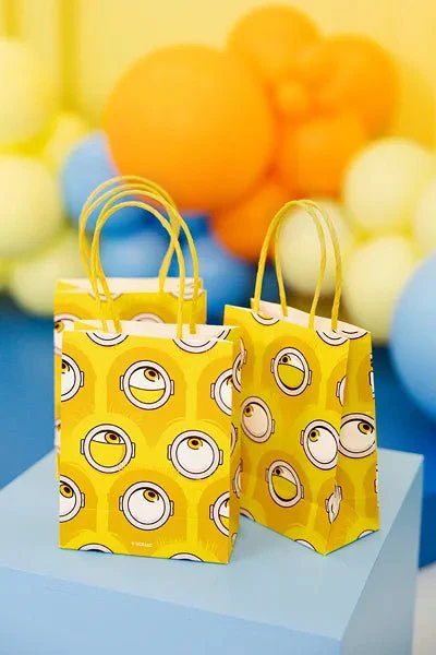 Papieren cadeauzakjes Minions, 12x15,5x6 cm, geel - Image 2